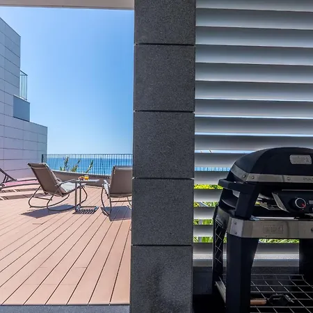 Over The Cliff - Jacuzzi Sea View By Lovelystay Apartment